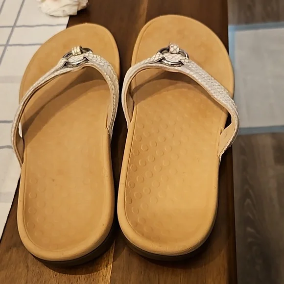 EUC Vionic flops size 9 - Picture 4 of 6
